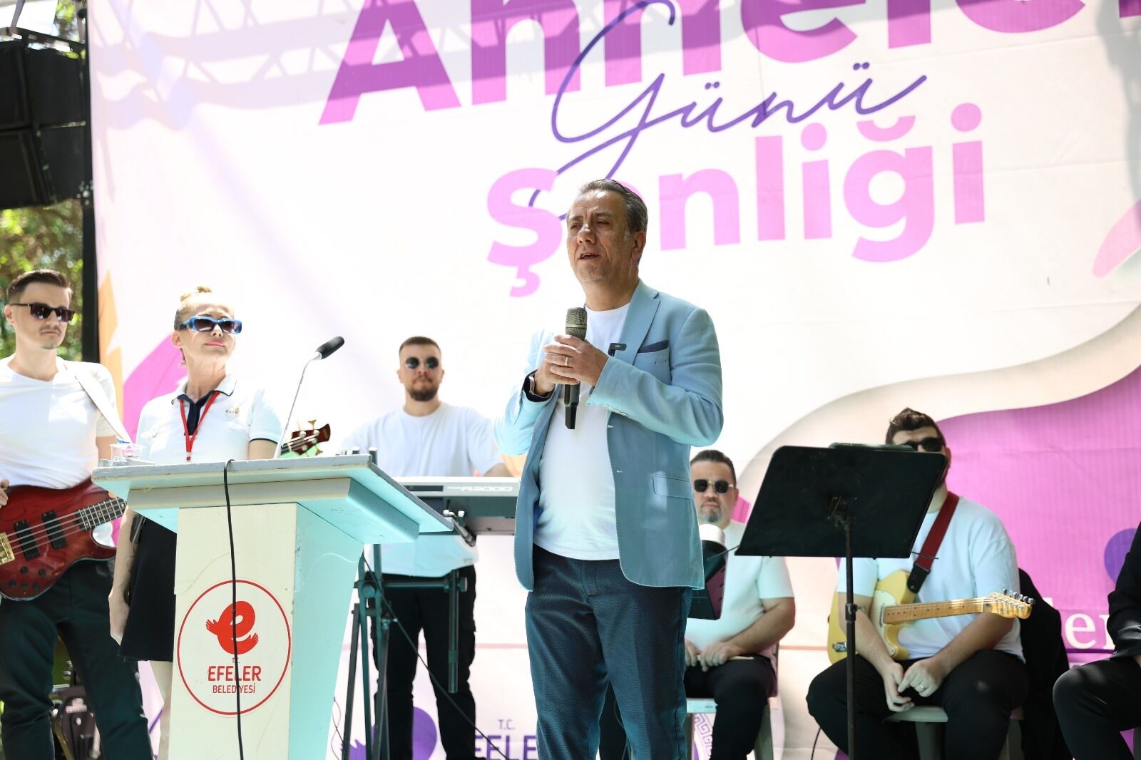 Efeler’de Anneler Günü coşkusu: Yetişkin, vatandaşlarla kucaklaştı