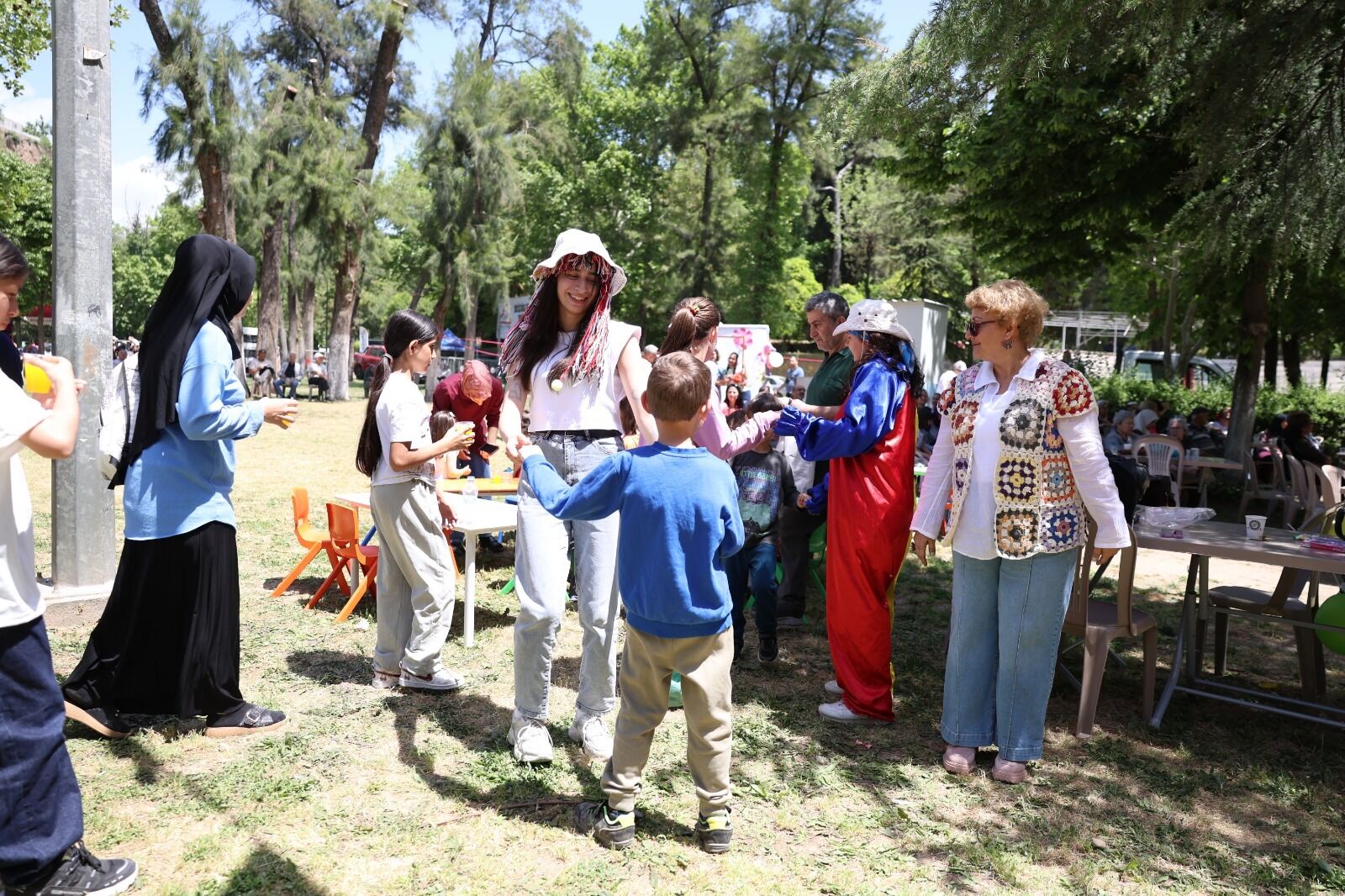 Efeler’de Anneler Günü coşkusu: Yetişkin, vatandaşlarla kucaklaştı