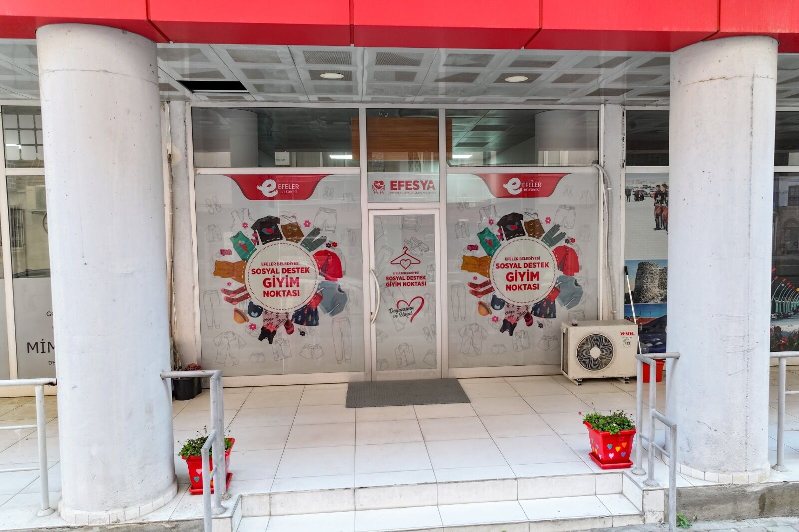 Efelerde Destek Magazasi Sosyal Destek Giyim Noktasina Yogun 661811 2F5A0F
