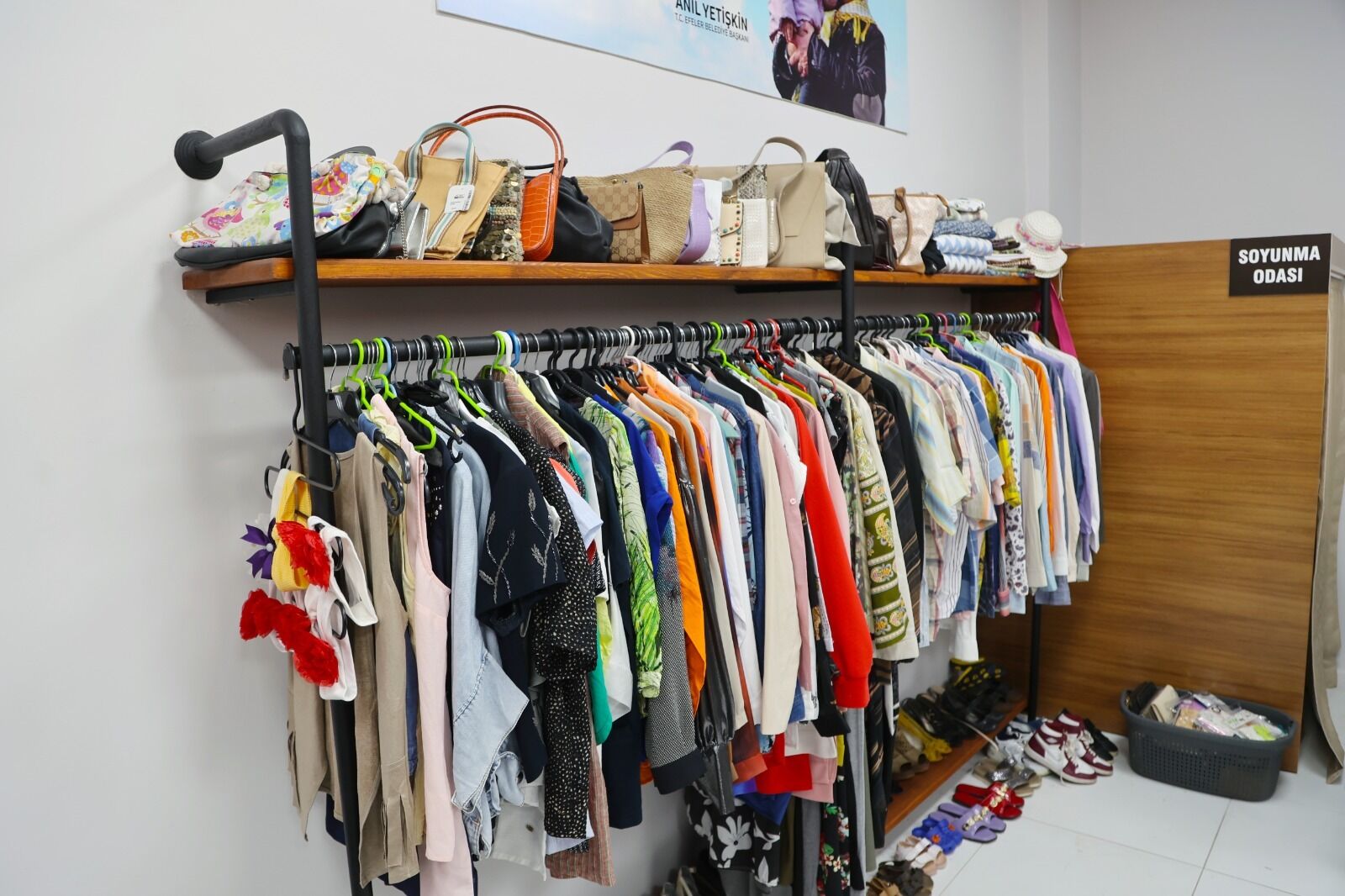 Efelerde Destek Magazasi Sosyal Destek Giyim Noktasina Yogun 661811 986B9E