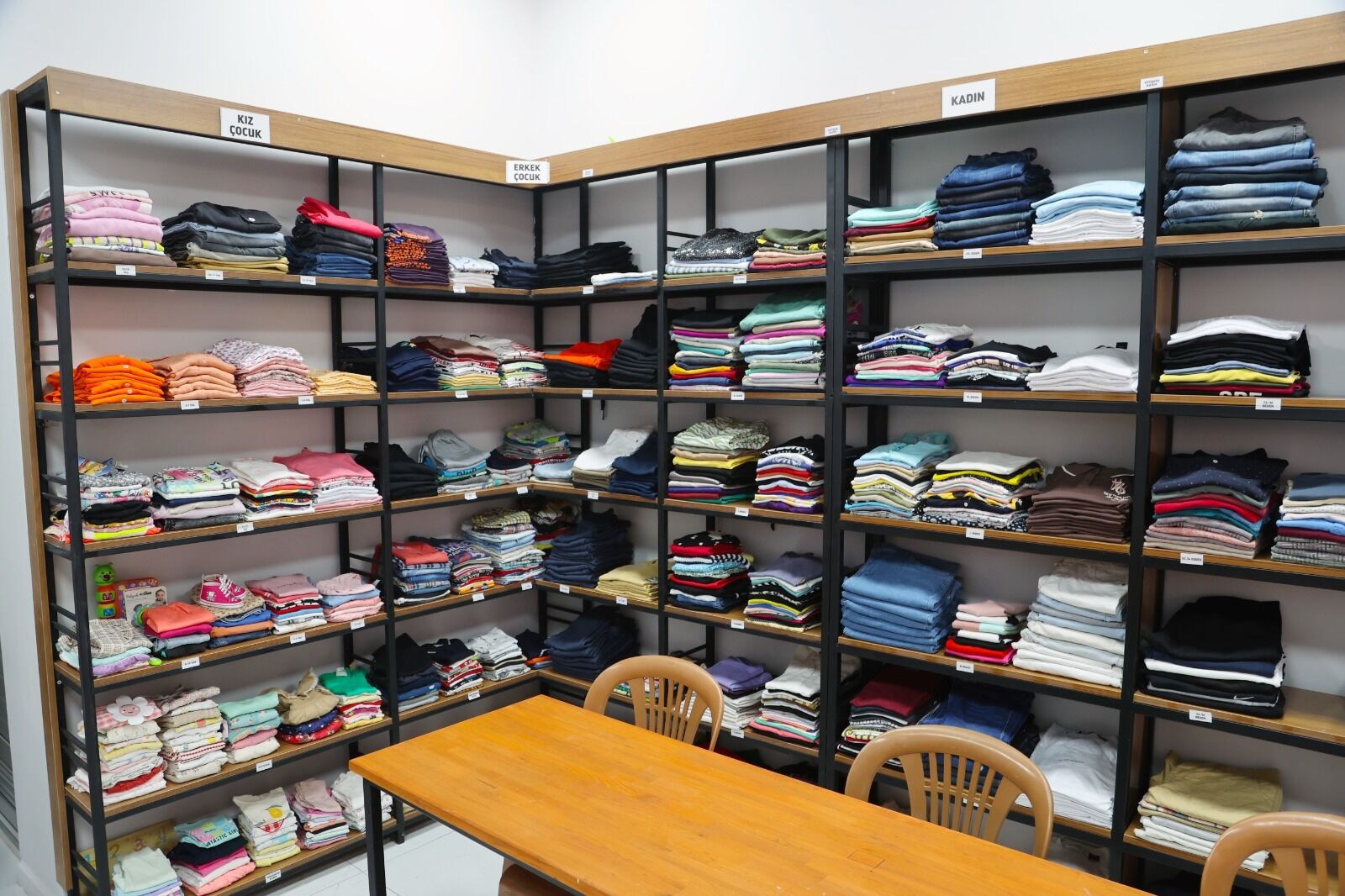 Efelerde Destek Magazasi Sosyal Destek Giyim Noktasina Yogun 661811 Dacc36