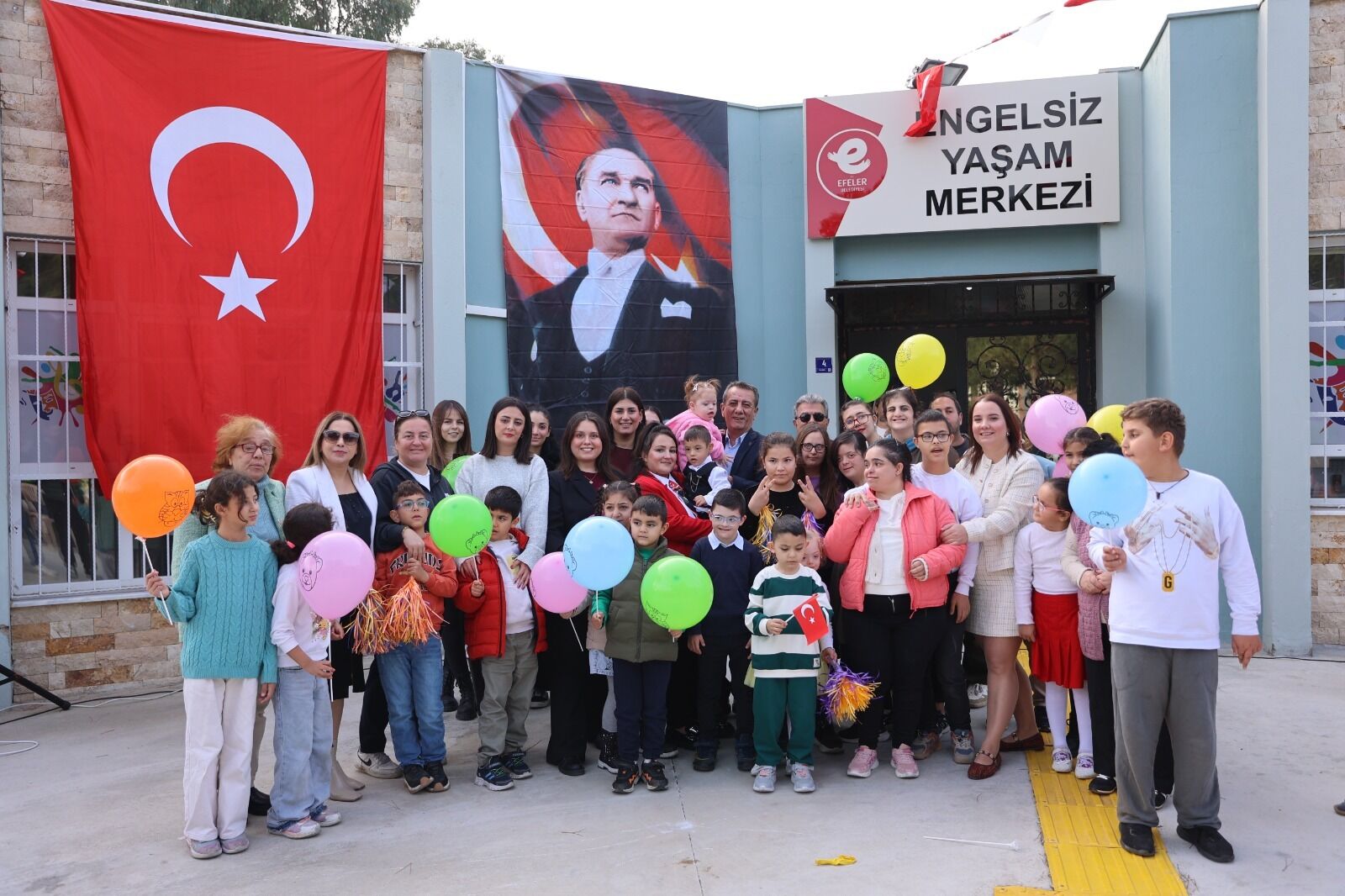 Efeler’de engel yok: Engelsiz Yaşam Merkezi 100 kalbe dokunuyor