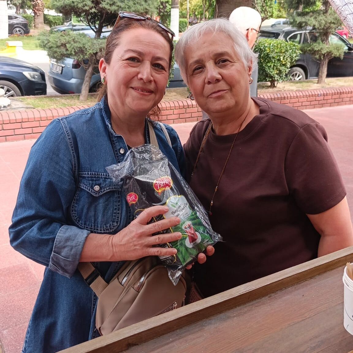 Efeler’in çay ikramı dayanışmaya döndü: Vatandaşlar çay bağışlıyor