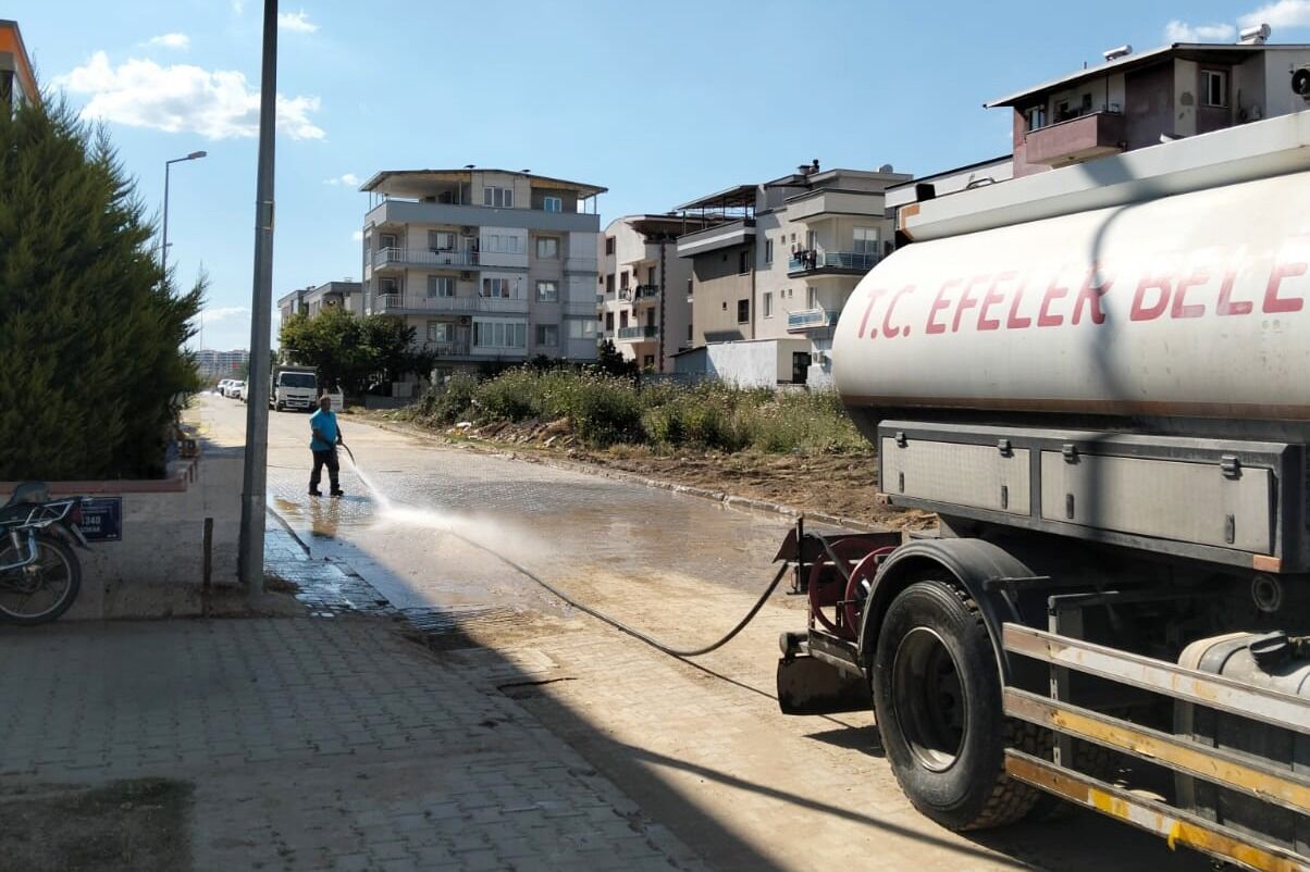 Ekipler hızır gibi yetişti: Efeler’de yol dakikalar içinde açıldı