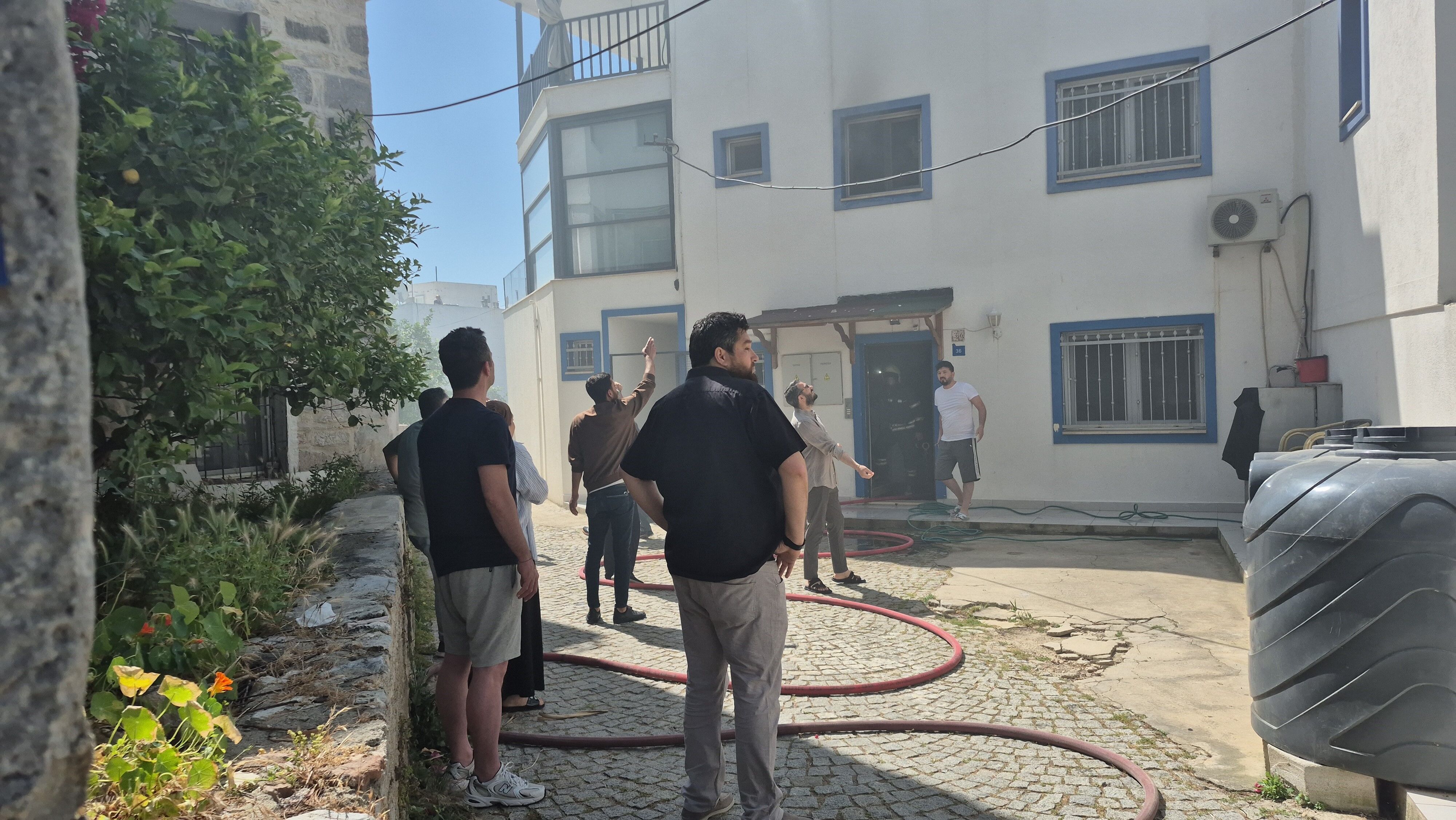 Feci Olay! Patlayan Elektrik Hattı Yangın Çıkardı İçeride Mahsur Kalanlar Var (4)