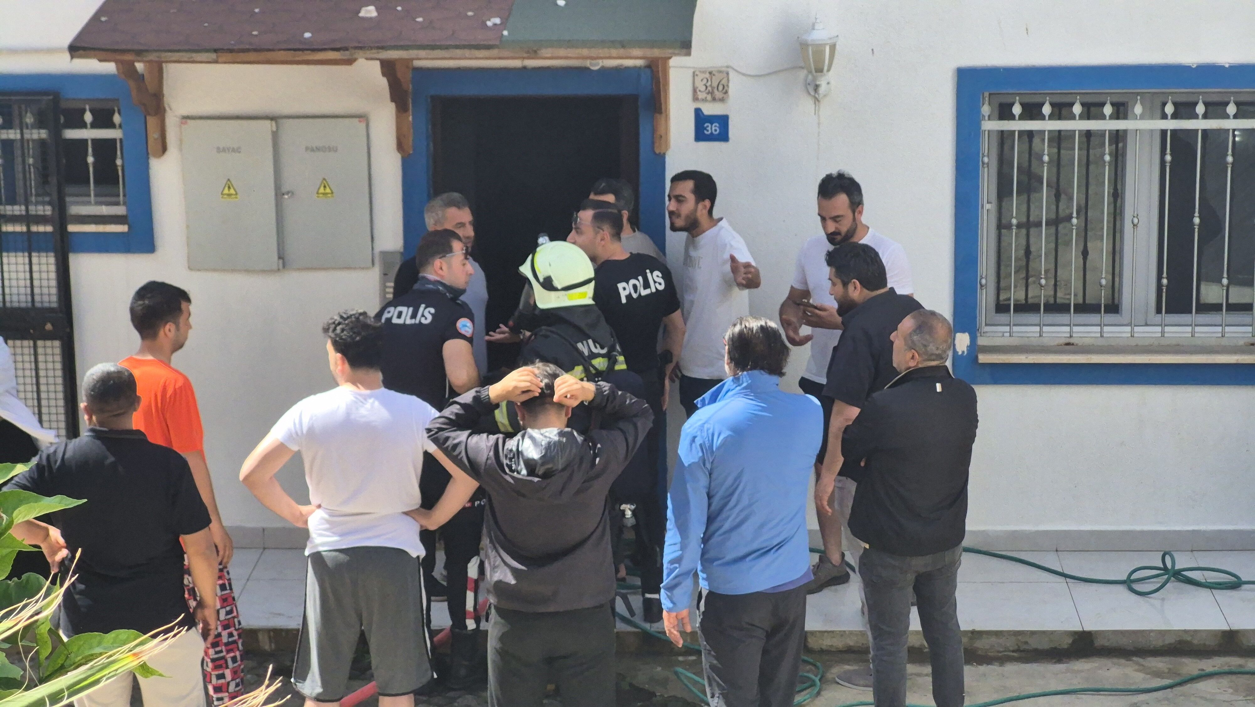 Feci Olay! Patlayan Elektrik Hattı Yangın Çıkardı İçeride Mahsur Kalanlar Var (5)