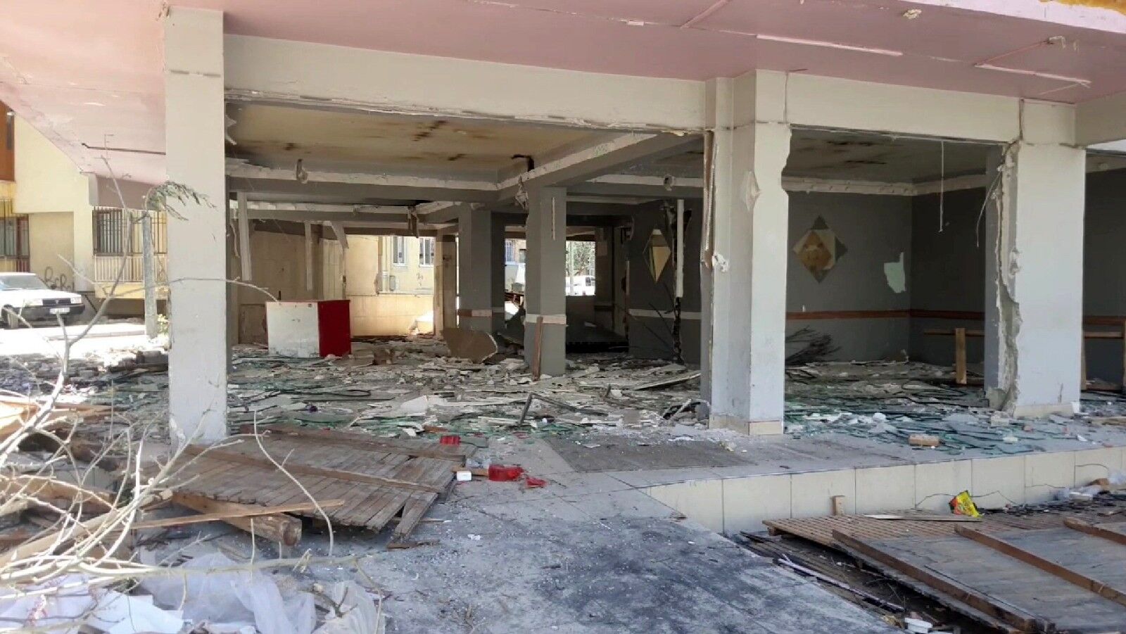 Güvenlik Önlemi Alınmaması Tehlikeye Yol Açtı! Savrulan Molozlar Vatandaşları Riske Attı (2)