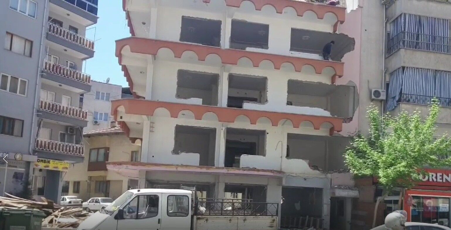 Güvenlik Önlemi Alınmaması Tehlikeye Yol Açtı! Savrulan Molozlar Vatandaşları Riske Attı (3)
