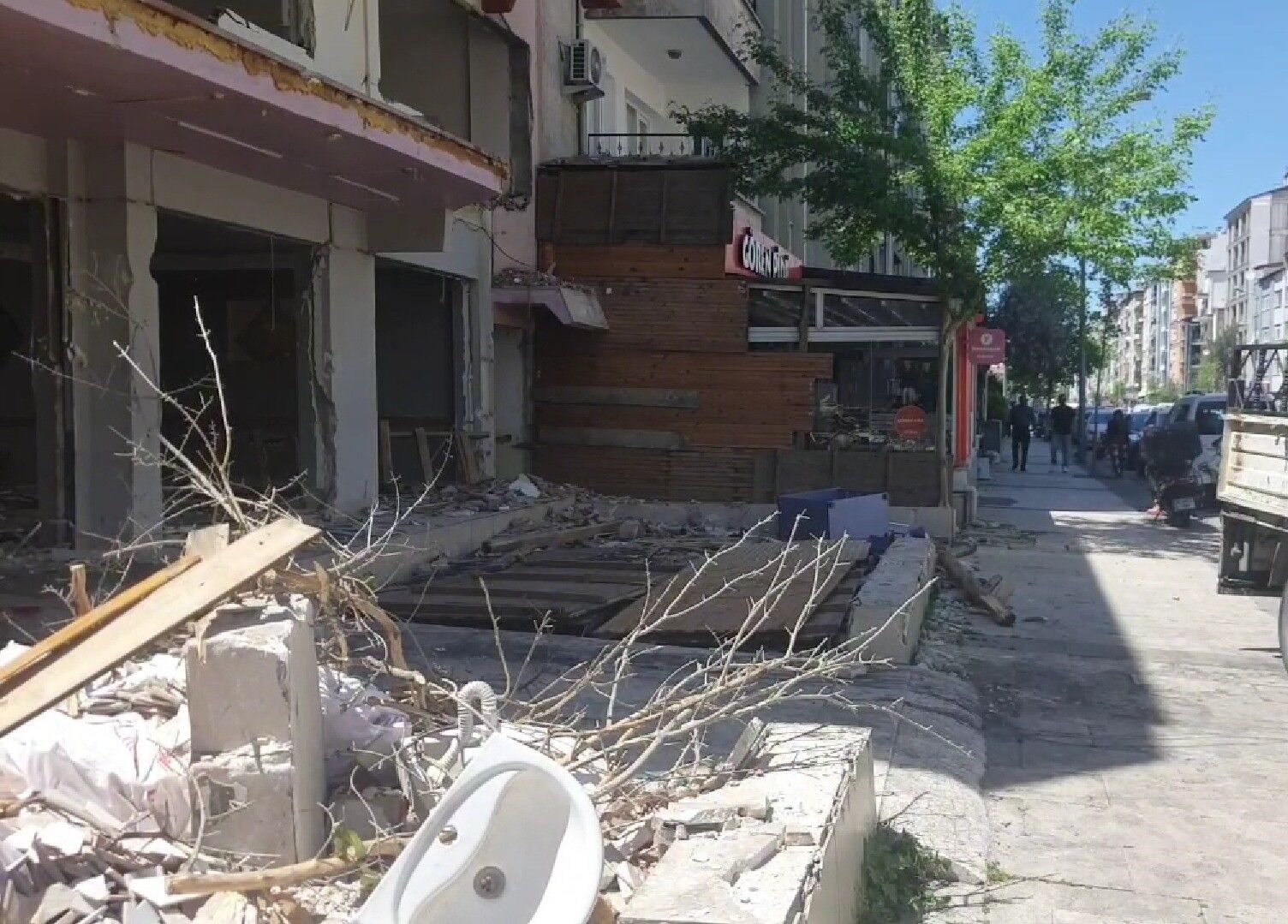Güvenlik Önlemi Alınmaması Tehlikeye Yol Açtı! Savrulan Molozlar Vatandaşları Riske Attı (4)