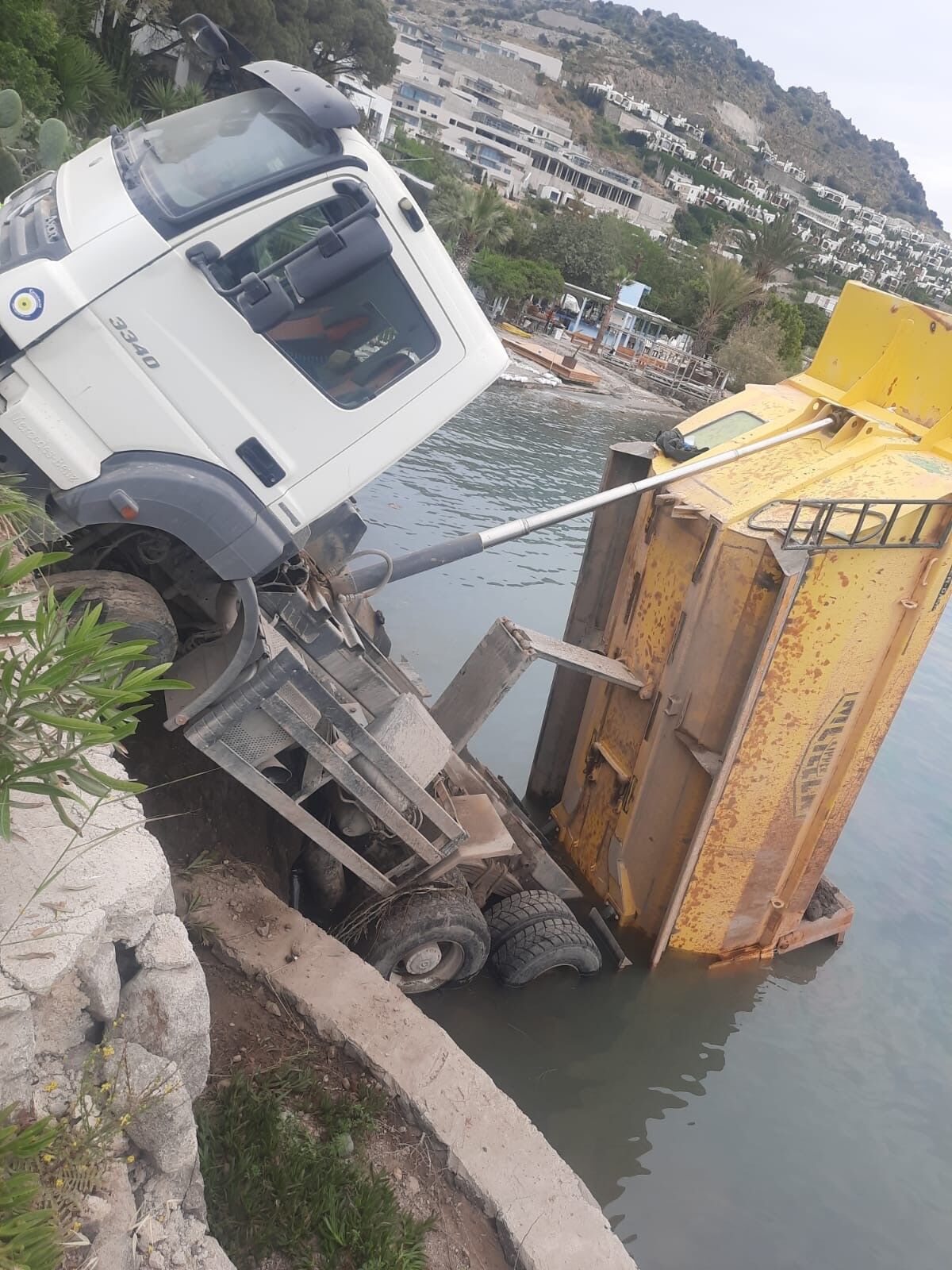 Hafriyat Kamyonu Denize Düştü! 2 Yaralı (1)