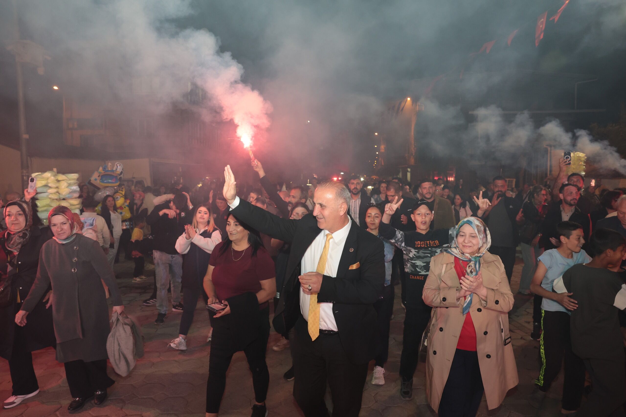 İncirliova'da Hıdırellez coşkusu geceyi aydınlattı