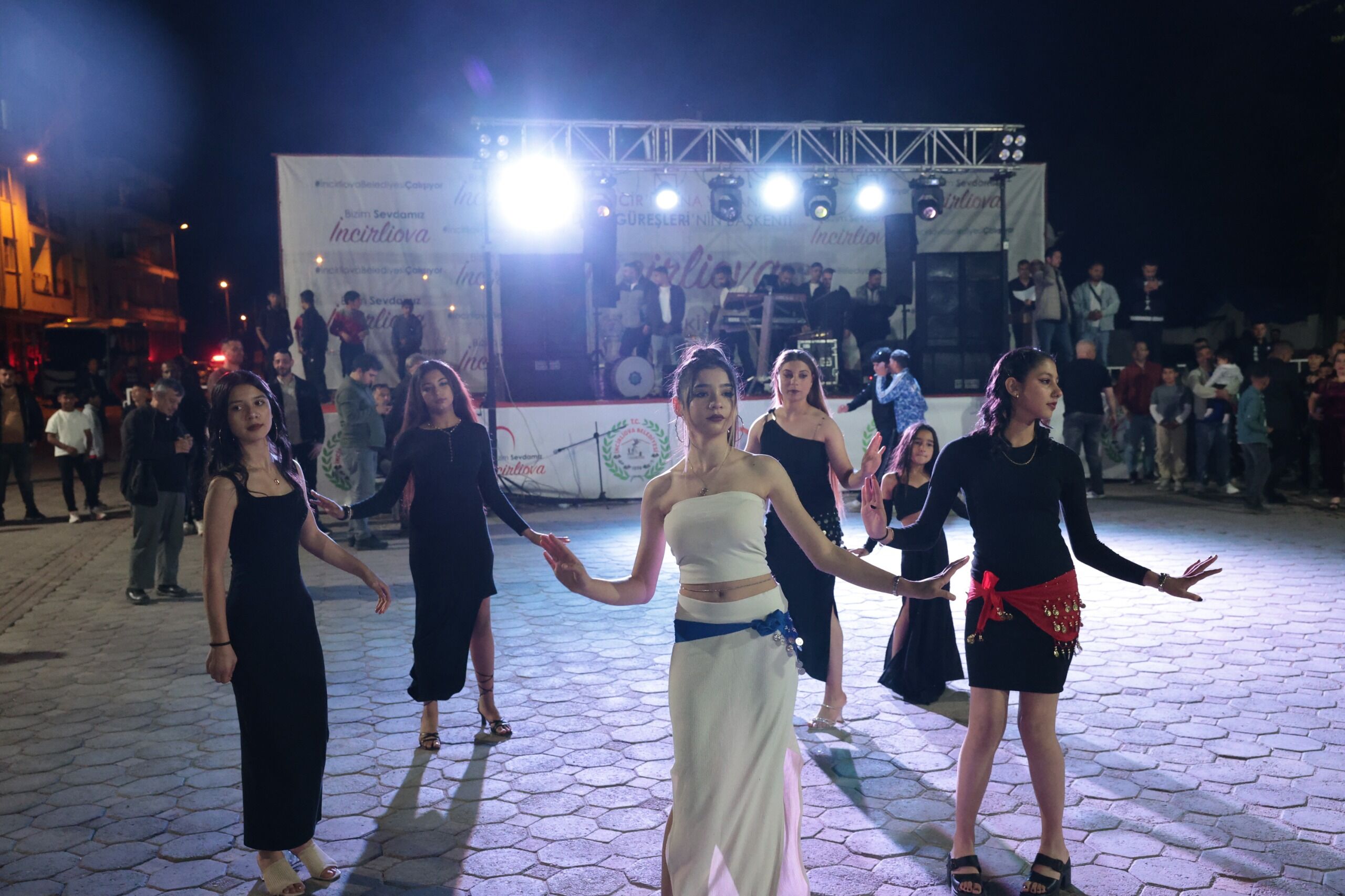 İncirliova'da Hıdırellez coşkusu geceyi aydınlattı