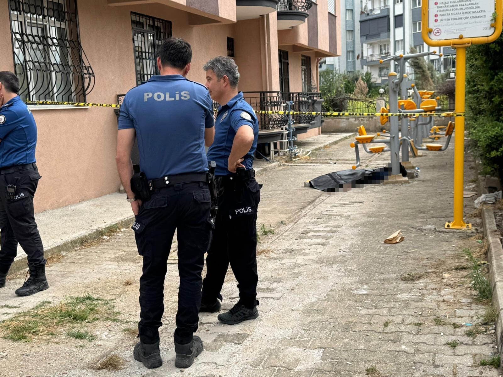 Karısıyla Evin Camını Silerken Dehşeti Yaşadı! Talihsiz Adam Saniyeler Içinde Can Verdi (1)