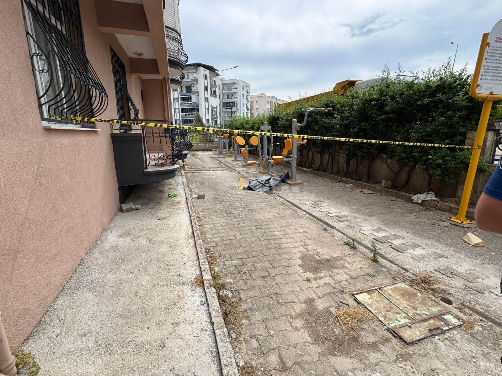 Karısıyla Evin Camını Silerken Dehşeti Yaşadı! Talihsiz Adam Saniyeler Içinde Can Verdi (2)