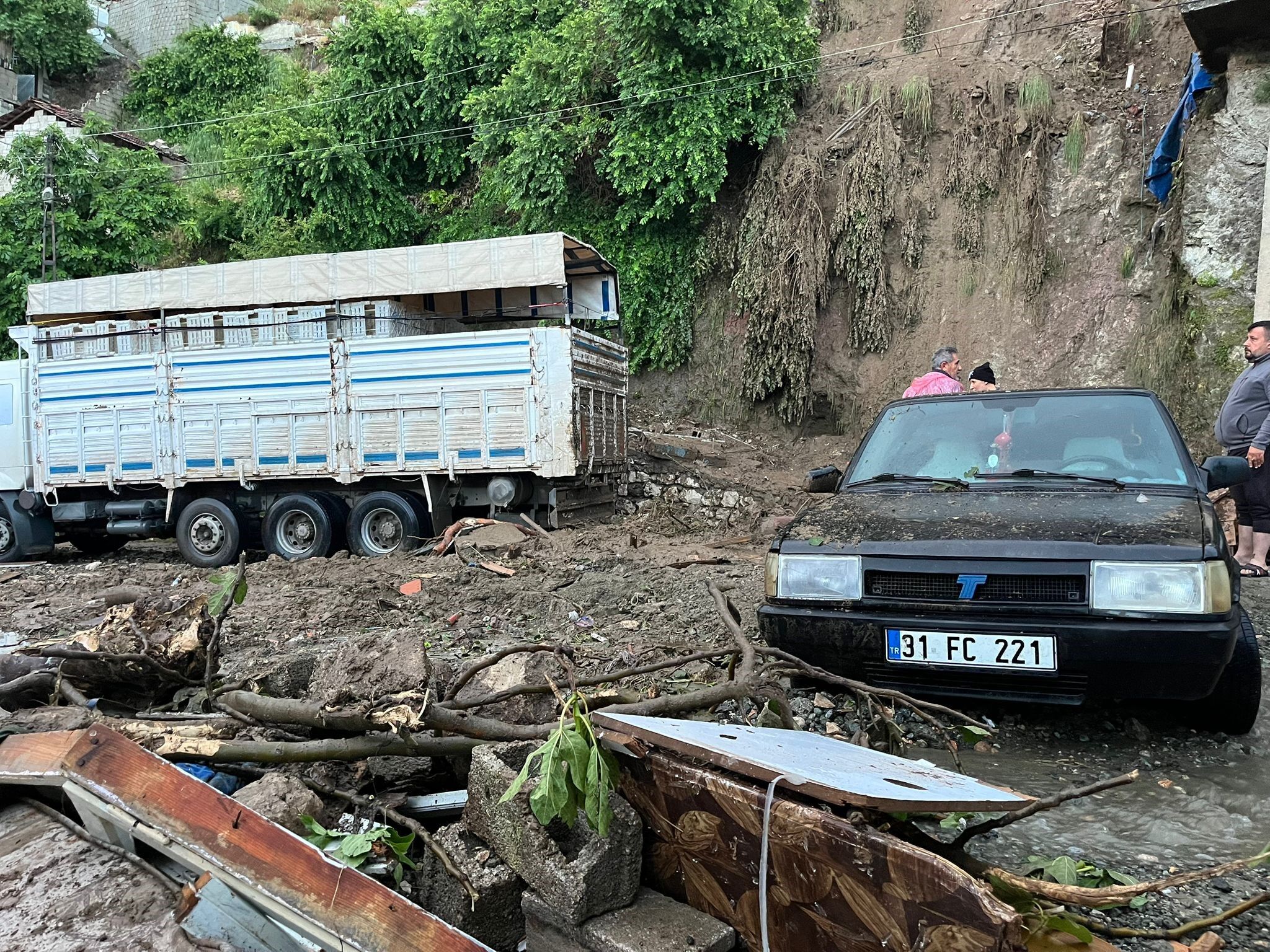 Köprü çöktü, heyelan oldu, yollar göle döndü: Sel felaketi can aldı