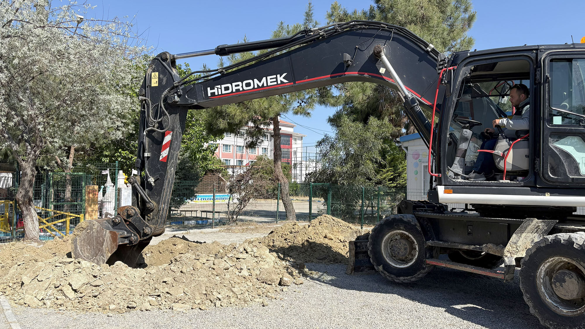 Kusadasi Belediyesinden Ornek Hareket 410 Agac Kesilmekten K 659550 8F0D33