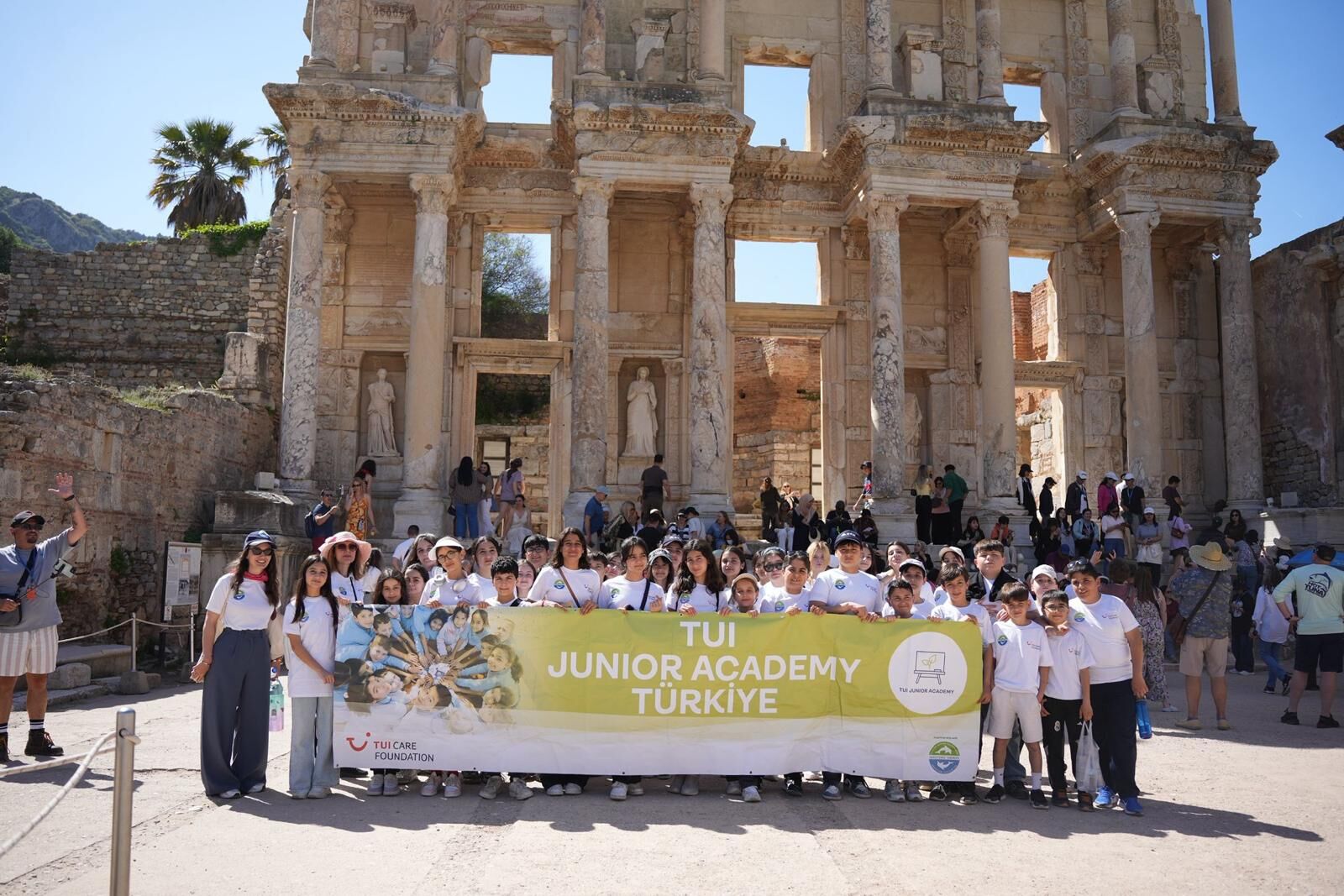 Kuşadası’nın “Eko Şampiyonları” Iş Başında! 58 Kilogram Atık Topladılar (1)