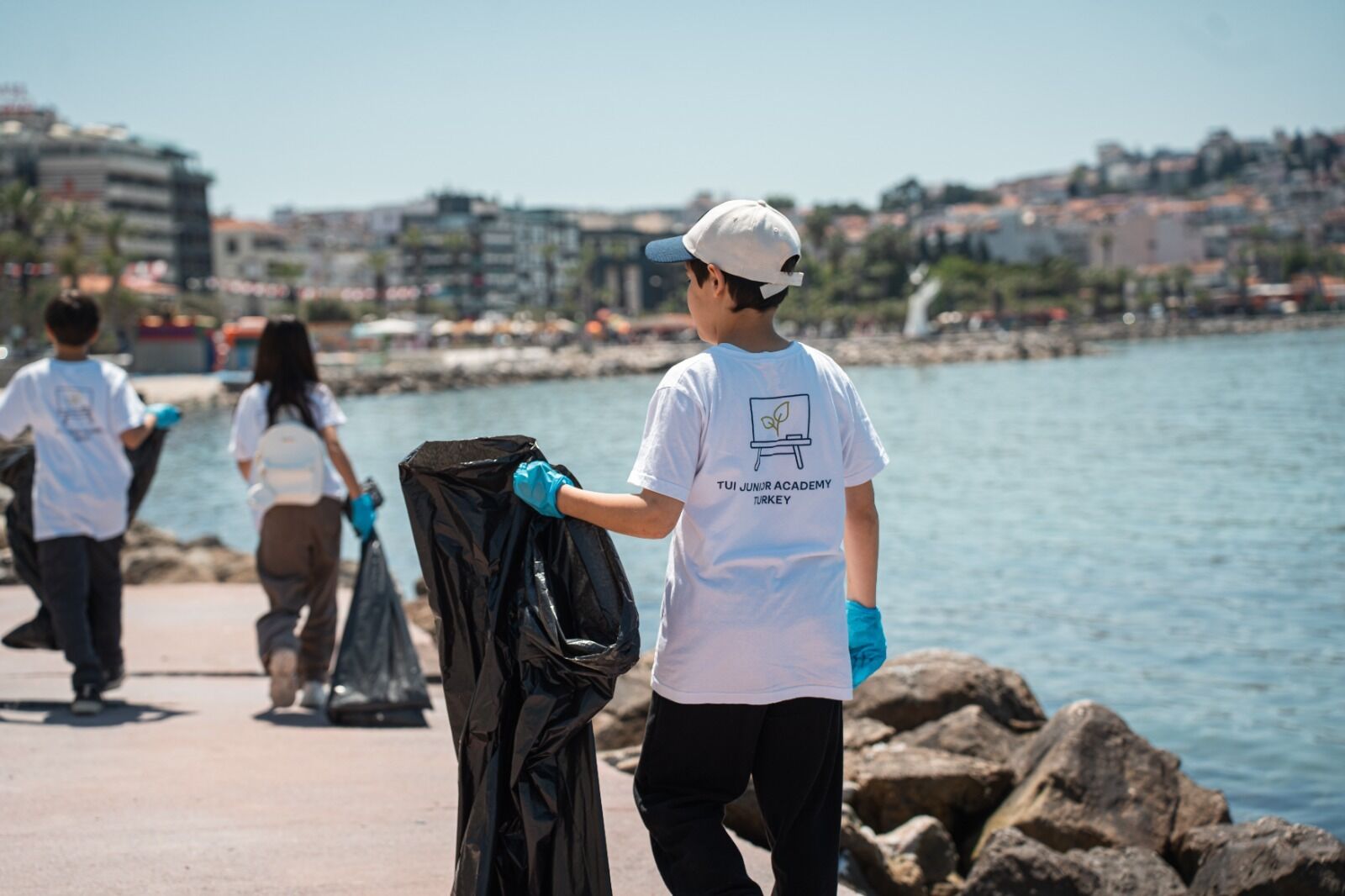 Kuşadası’nın “Eko Şampiyonları” Iş Başında! 58 Kilogram Atık Topladılar (3)