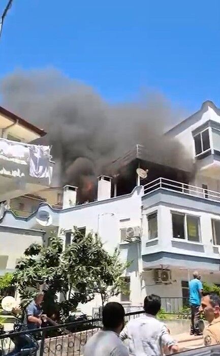 Mangal hazırlığı faciaya dönüşüyordu! Patlayan tüp apartmanı alarma geçirdi