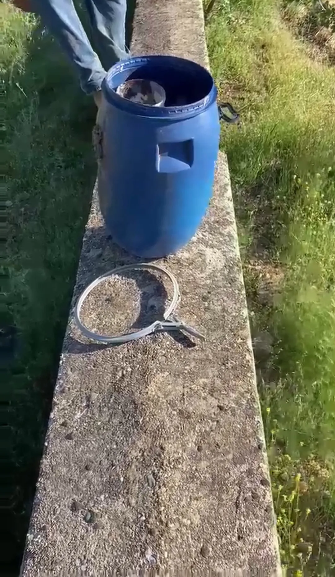 Mezarlıkta Kan Donduran Bidonda Ne Var
