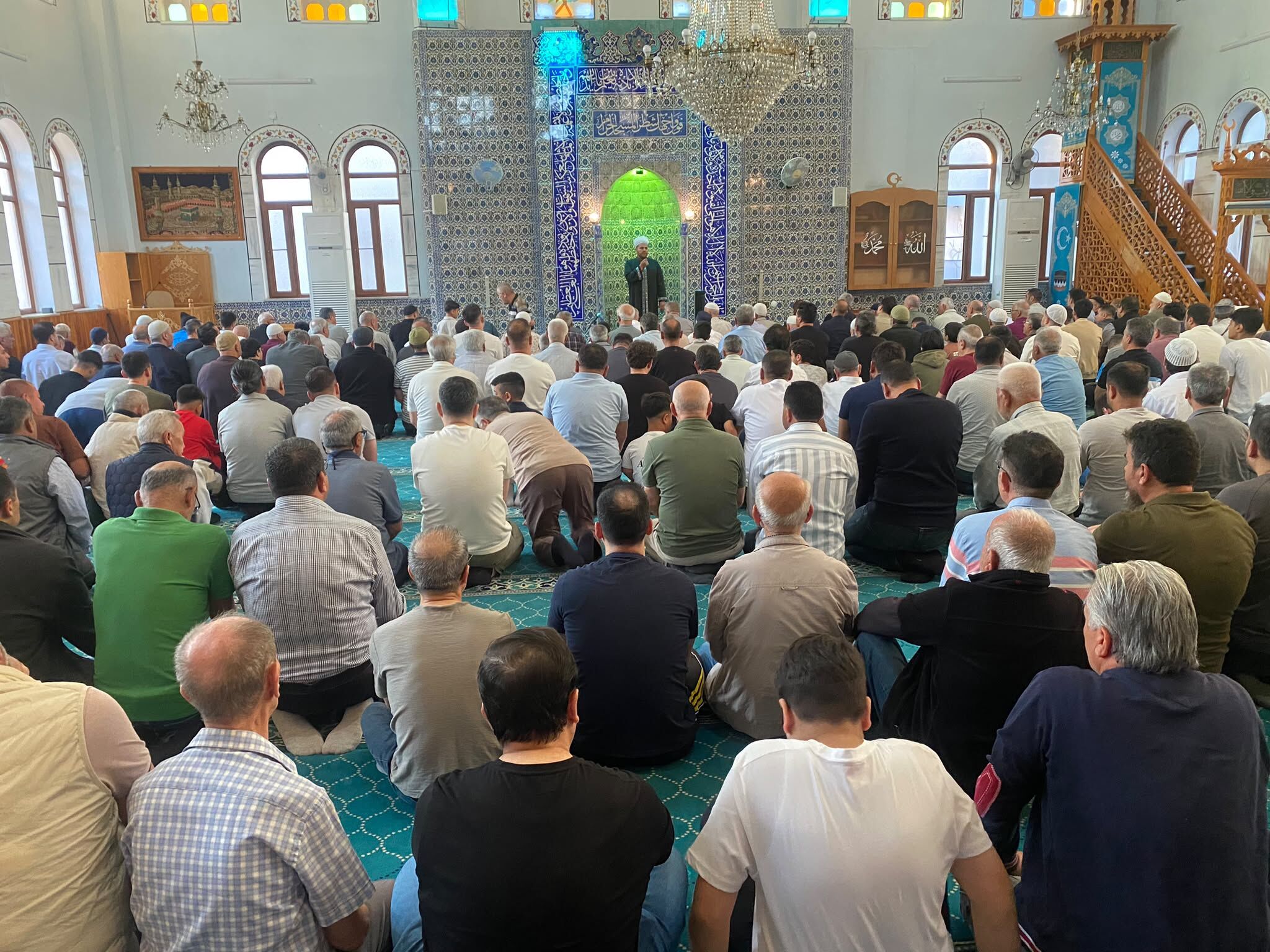 Nazilli’de bayram sabahı camilerde yoğunluk