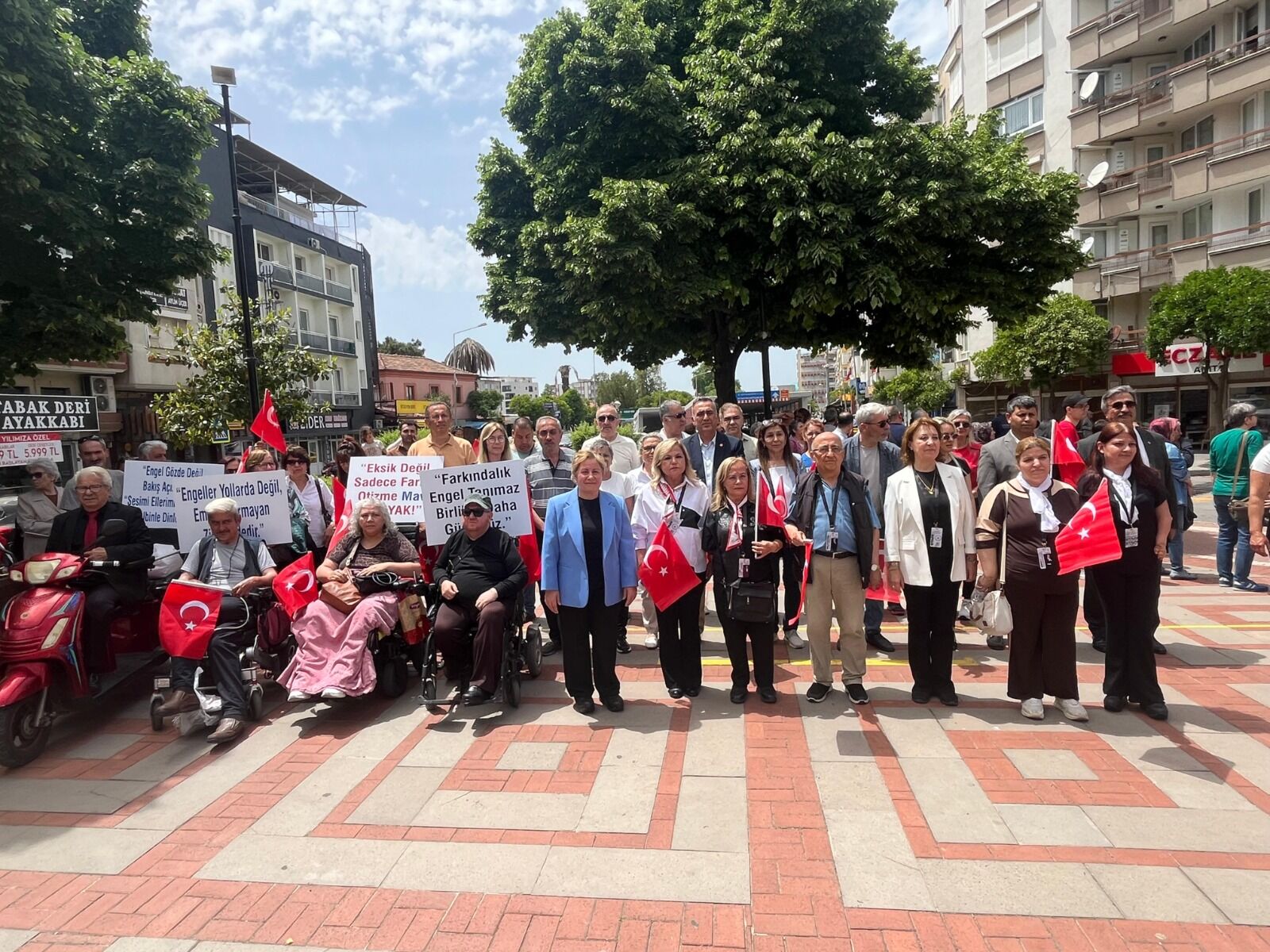 Nazilli’de engelliler bando eşliğinde yürüdü: "Alkış değil, eşitlik istiyoruz"