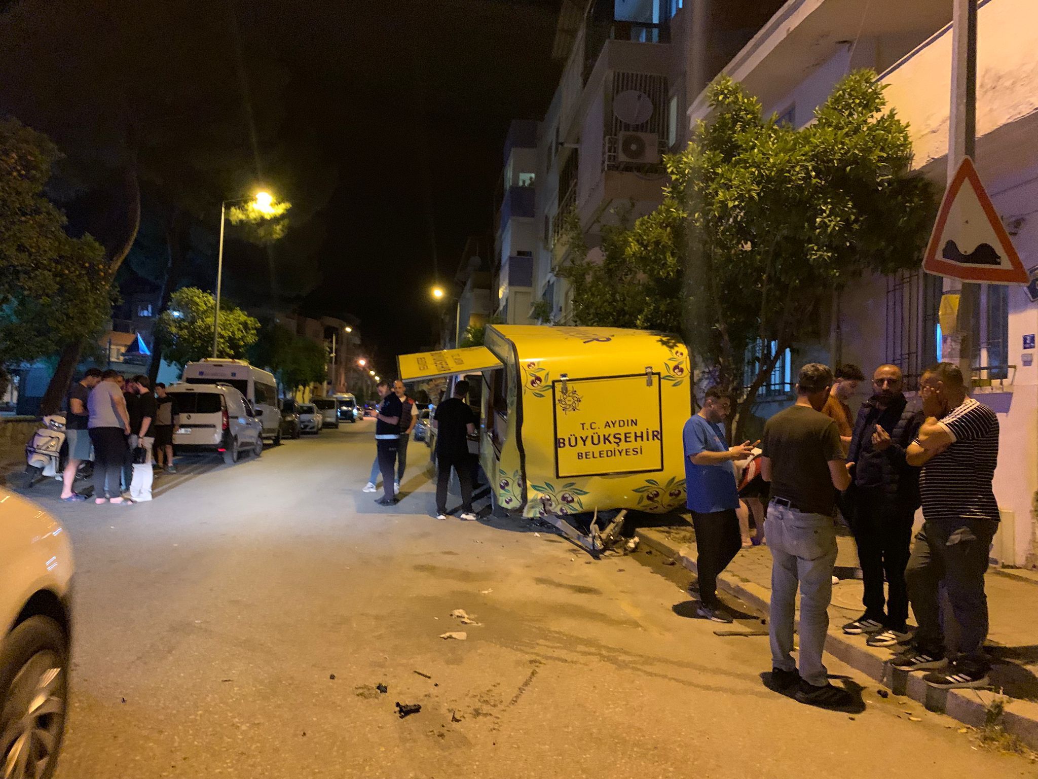 Nazilli’de Feci Kaza! Bir Araç Hurdaya Döndü (1)