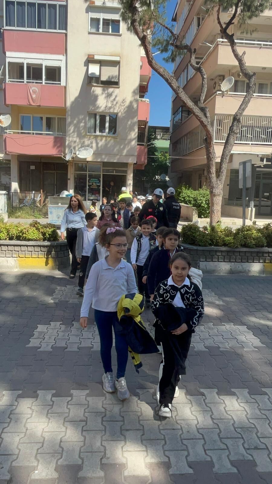 Nazilli’de trafik onlara emanet: Minik polislerden sürücülere yakın markaj