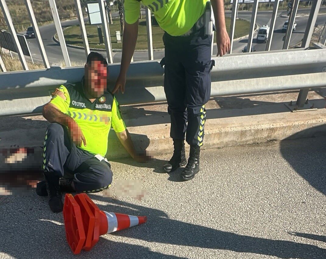 Otoyolda korku dolu anlar! Jandarma personeli tırla Otomobil arasında sıkıştı