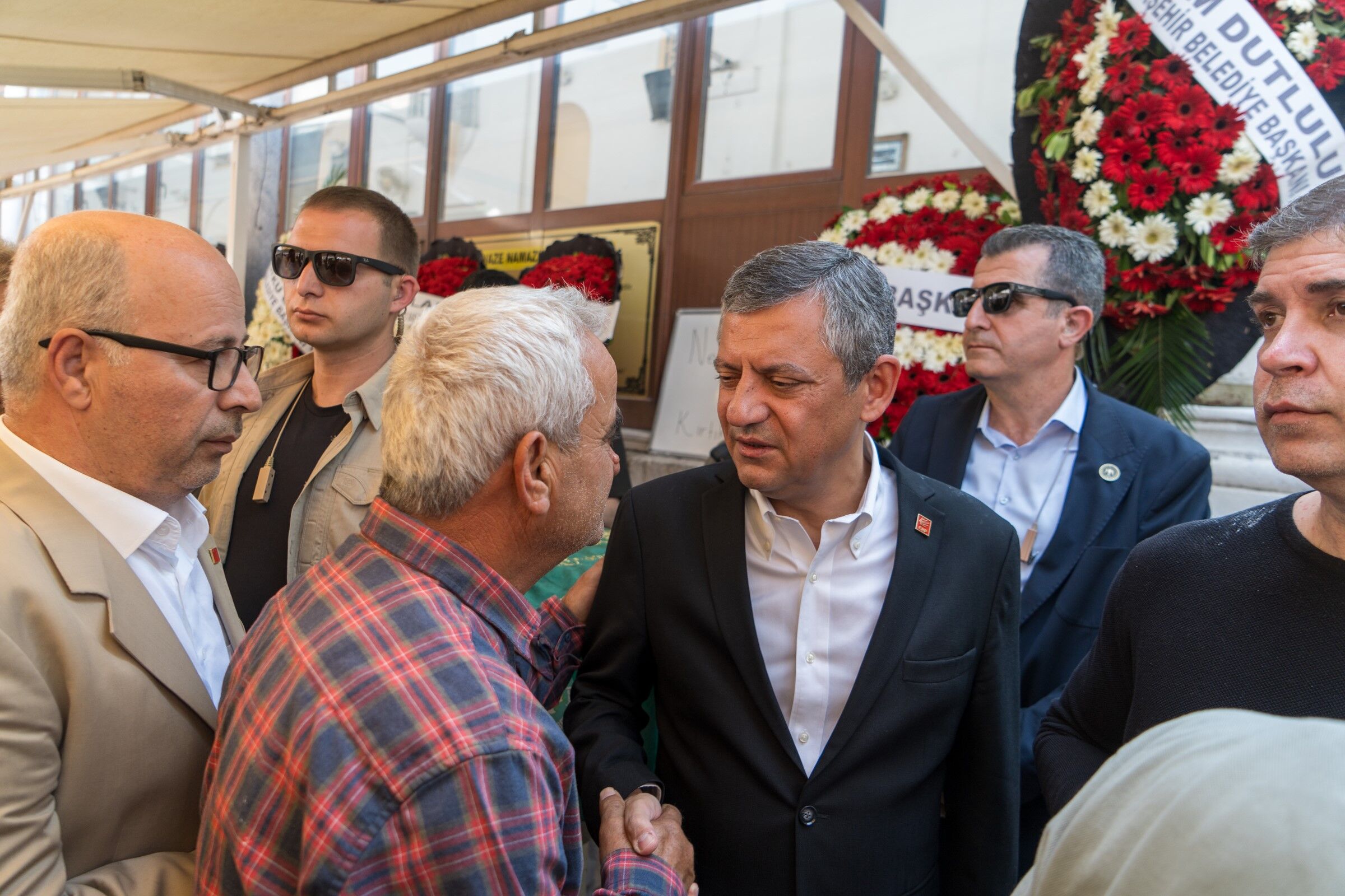Özgür Özel amcasını son yolculuğuna uğurladı