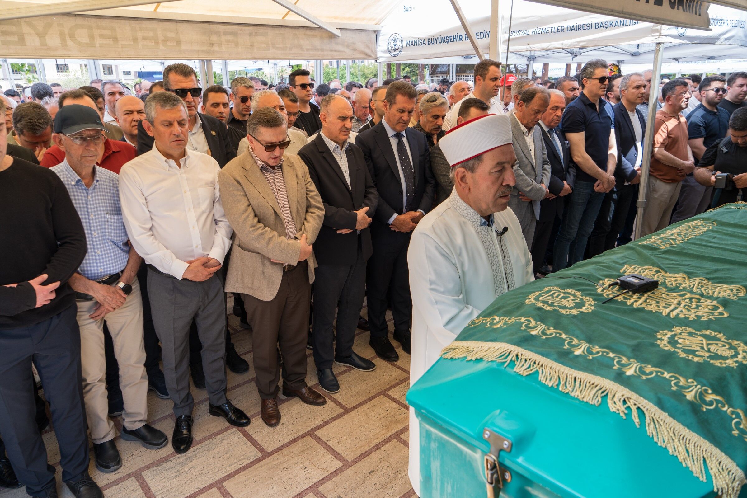 Özgür Özel amcasını son yolculuğuna uğurladı