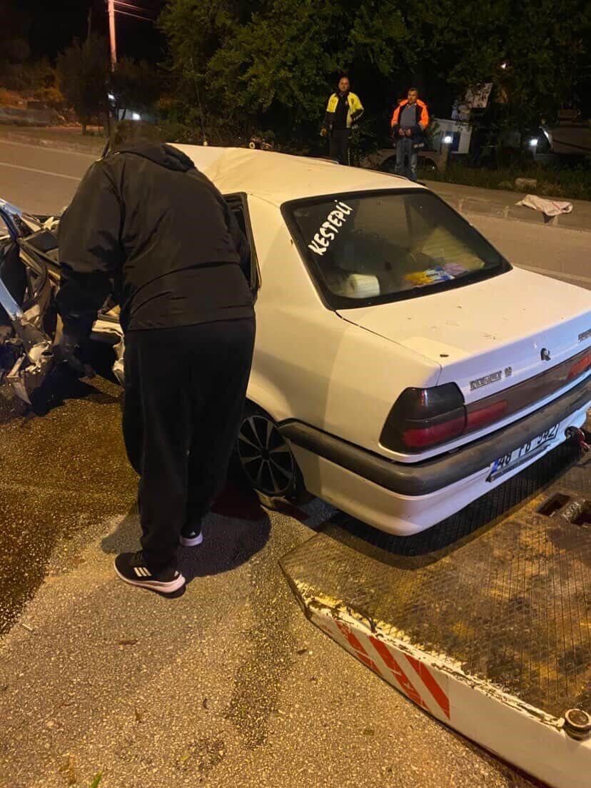 Refüje Çarpan Araçtan Acı Haber Sürücü Olay Yerinde Can Verdi (3)