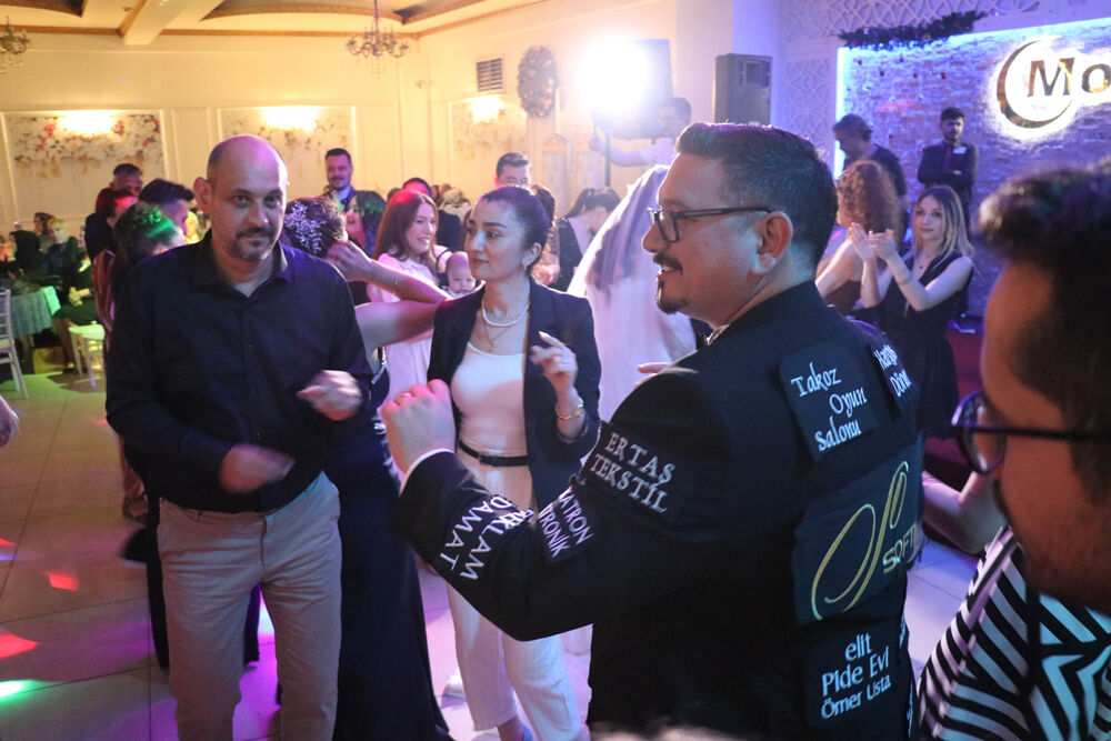 Reklam panosu gibi damat! Sponsorlu düğün 