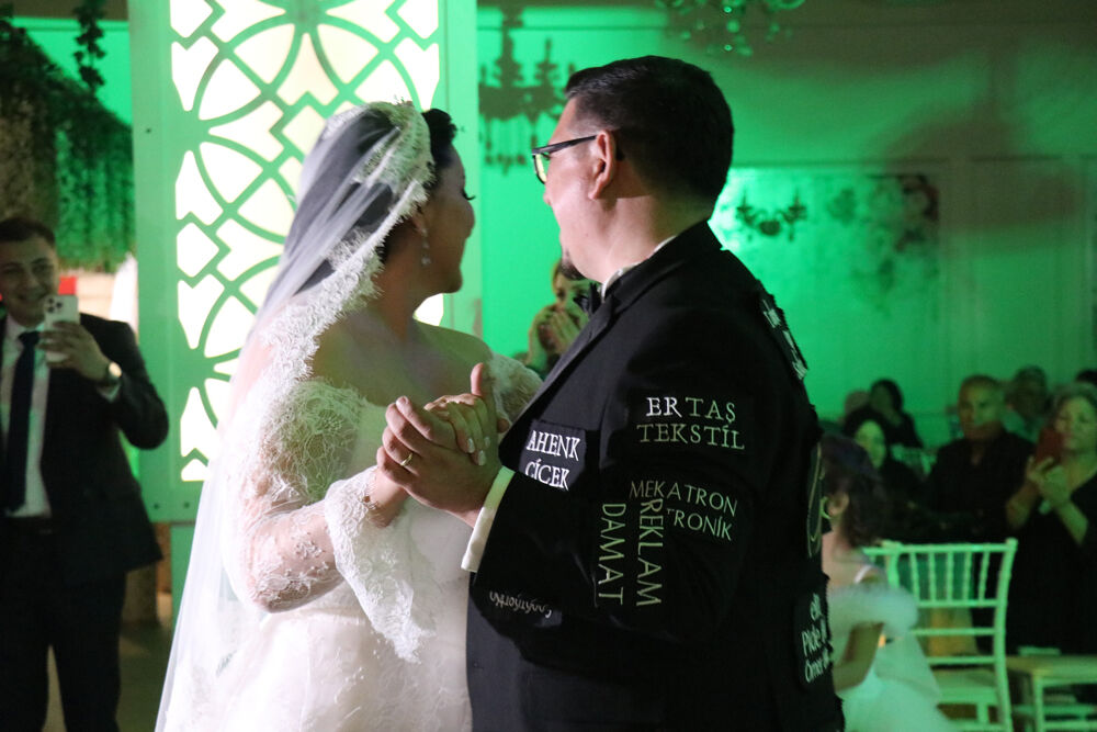Reklam panosu gibi damat! Sponsorlu düğün 
