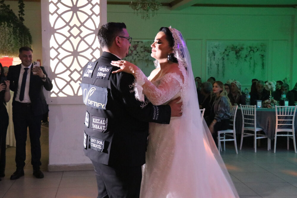 Reklam panosu gibi damat! Sponsorlu düğün 