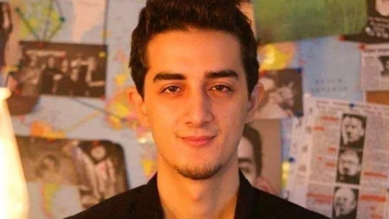 Ruhi Çenet Kimdir