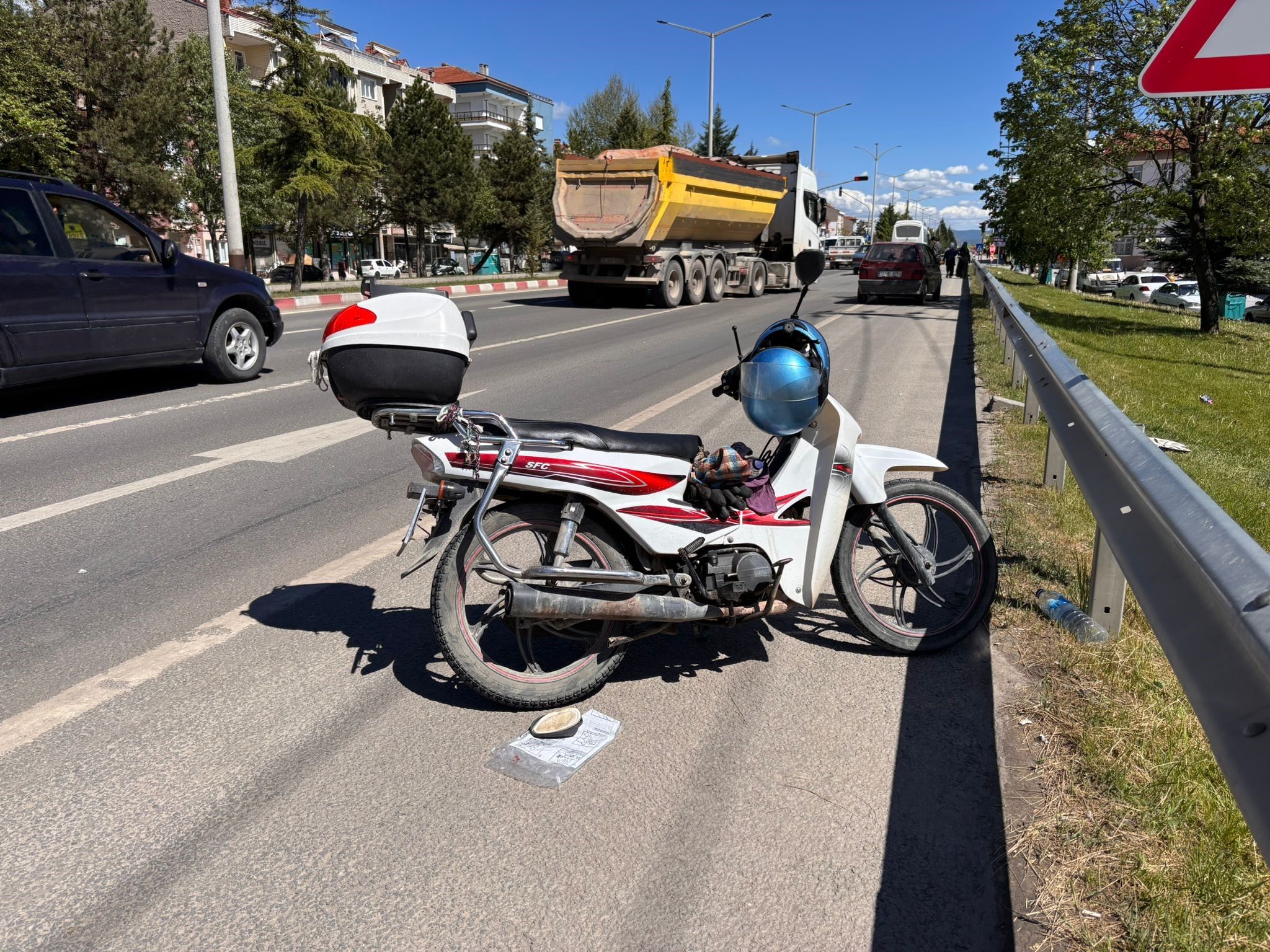 Seyir Halindeki Otomobil Motosiklete Çarptı! Hayati Tehlikesi Var (2)