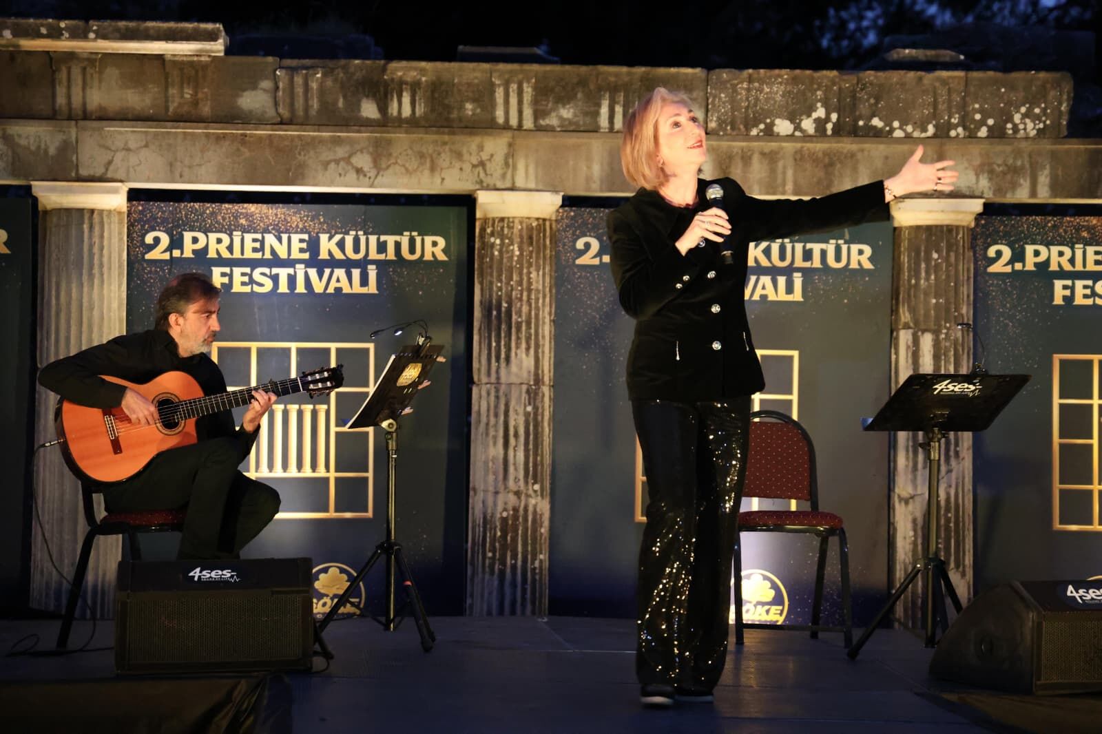 Tarih ve müzik Aydın'da buluştu: Alexandra Gravas Priene’de büyüledi