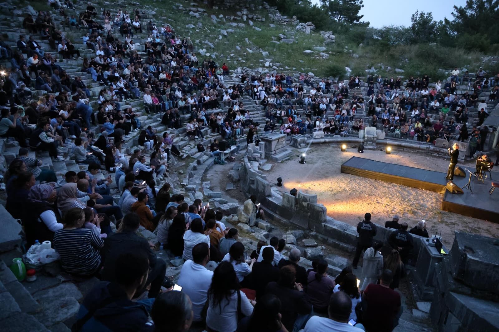 Tarih ve müzik Aydın'da buluştu: Alexandra Gravas Priene’de büyüledi