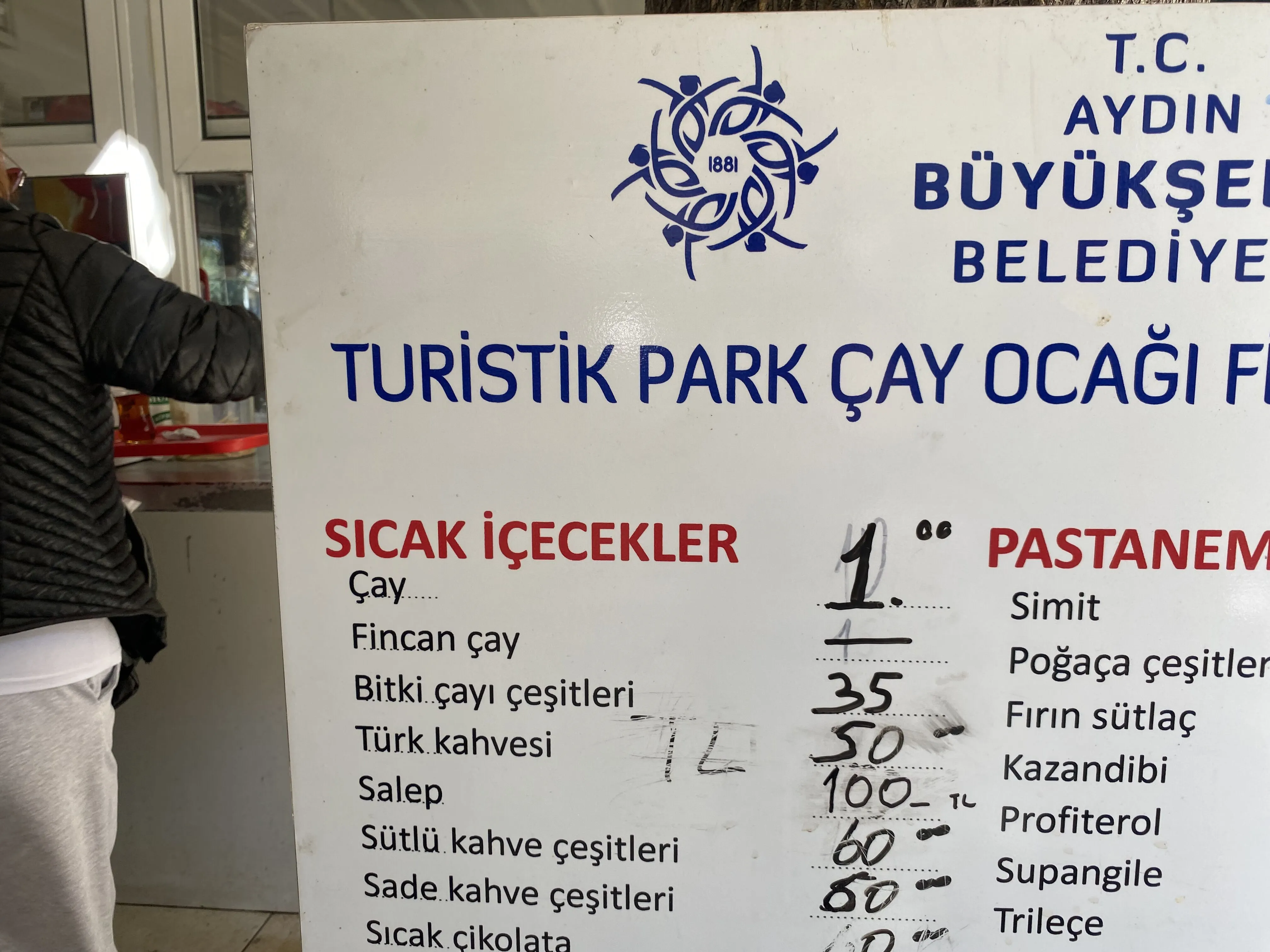 Turistlik Park'ta Çayın Fiyatı Neden Tartışma Konusu Oldu1