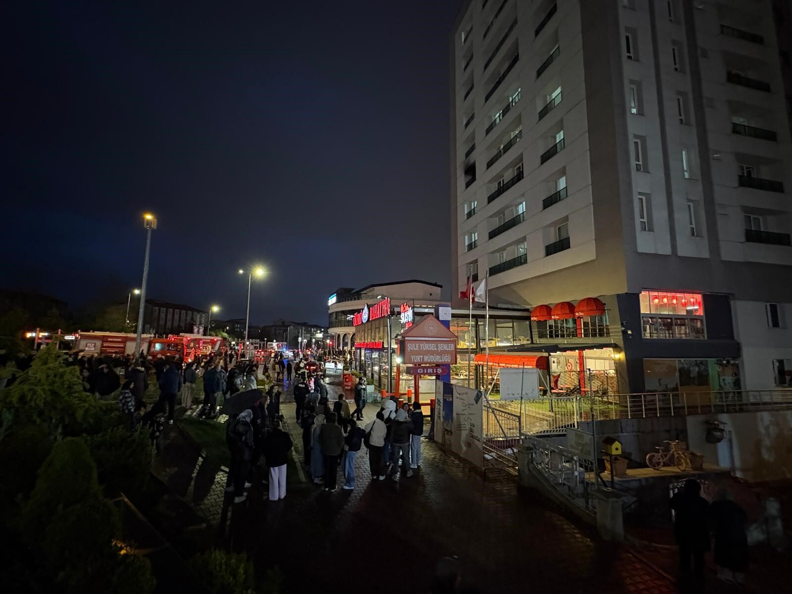 Yurtta Yangın Paniği Öğrenciler Sokağa Döküldü, (1)