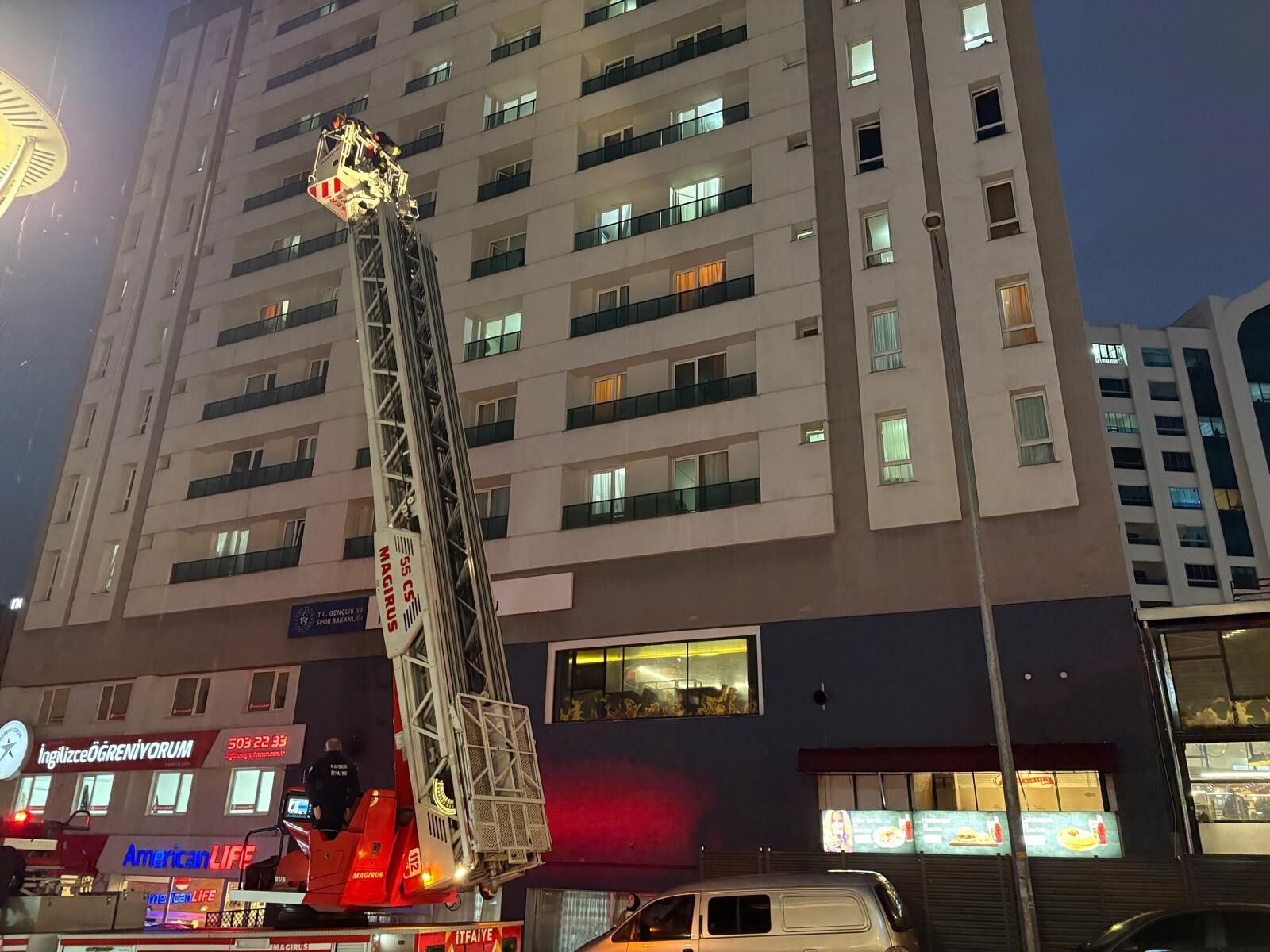 Yurtta Yangın Paniği Öğrenciler Sokağa Döküldü, (2)
