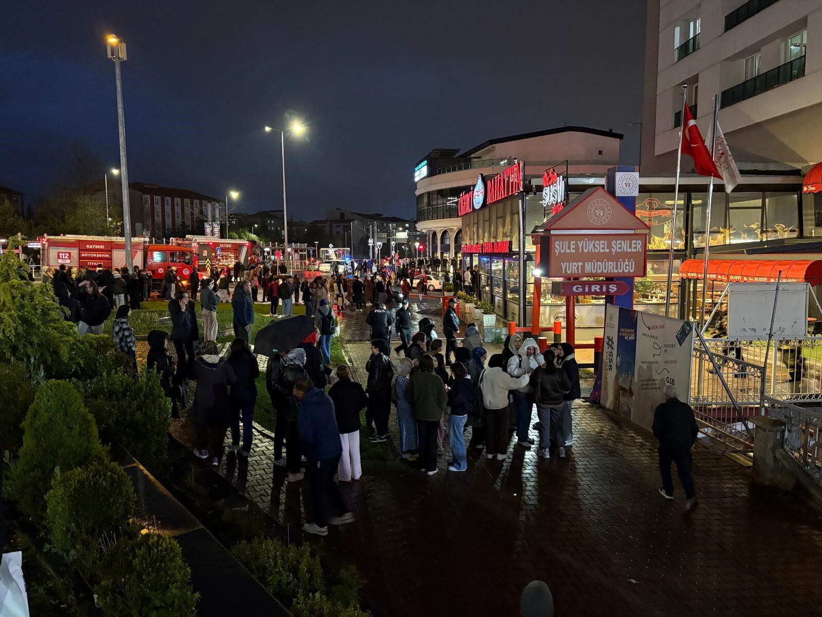Yurtta Yangın Paniği Öğrenciler Sokağa Döküldü, (3)