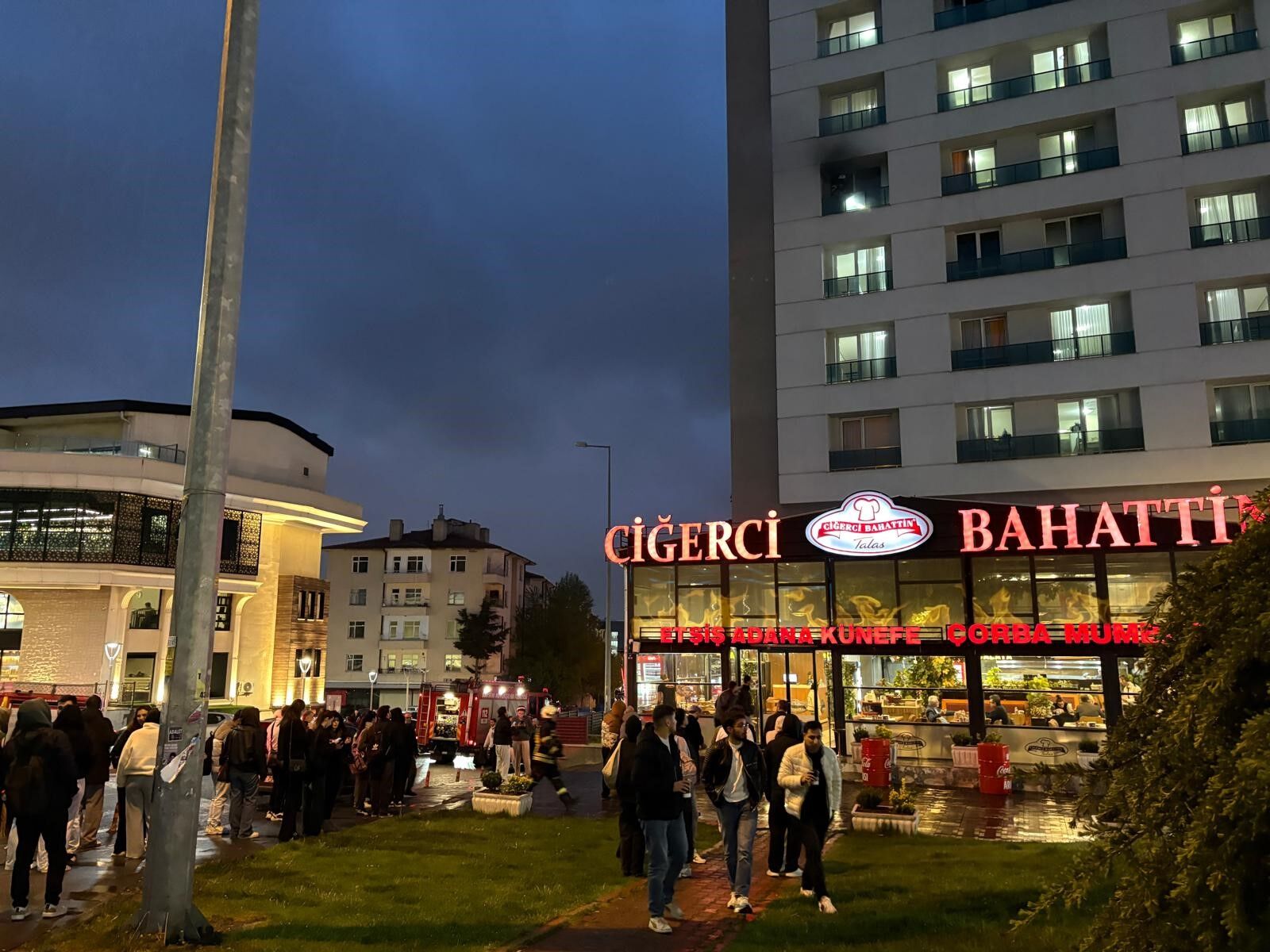 Yurtta Yangın Paniği Öğrenciler Sokağa Döküldü, (5)