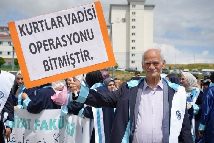 71 yaşında başladı 75’te bitirdi: Diploma yetmedi bir de okurken kitap yazdı