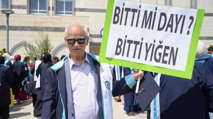 71 yaşında başladı 75’te bitirdi: Diploma yetmedi bir de okurken kitap yazdı