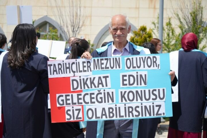 71 yaşında başladı 75’te bitirdi: Diploma yetmedi bir de okurken kitap yazdı
