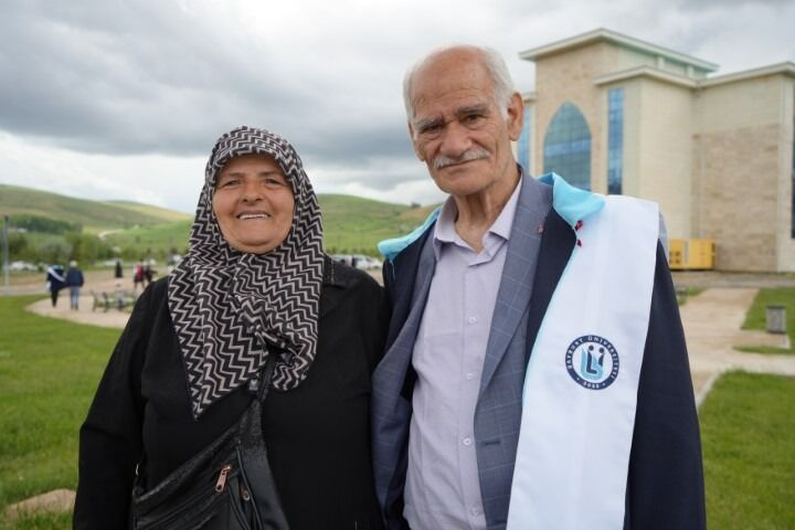 71 yaşında başladı 75’te bitirdi: Diploma yetmedi bir de okurken kitap yazdı
