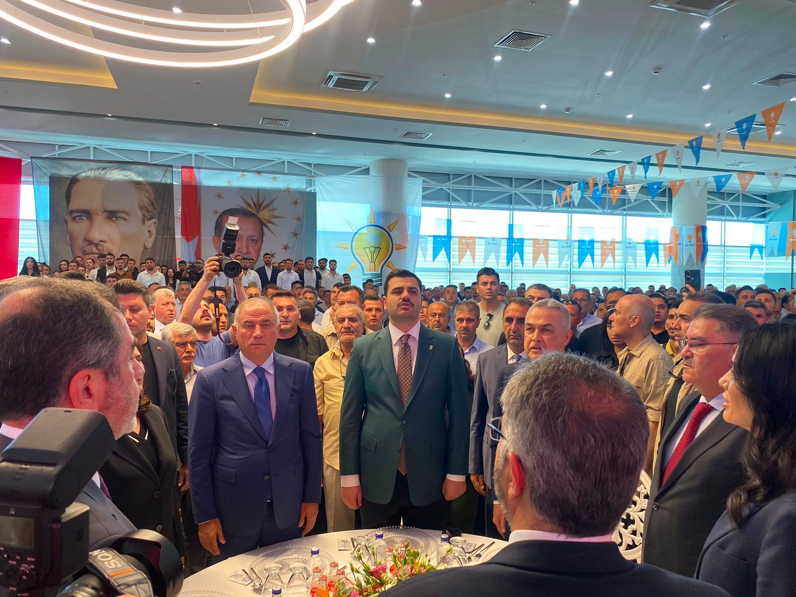 AK Parti Aydın’da güç gösterisi 850’yi aşkın muhtar ve aza için rozet töreni başladı