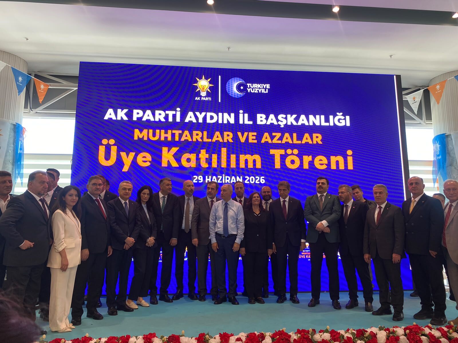 AK Parti Aydın’dan gövde gösterisi: Bin 10 muhtar ve azaya rozet takıldı